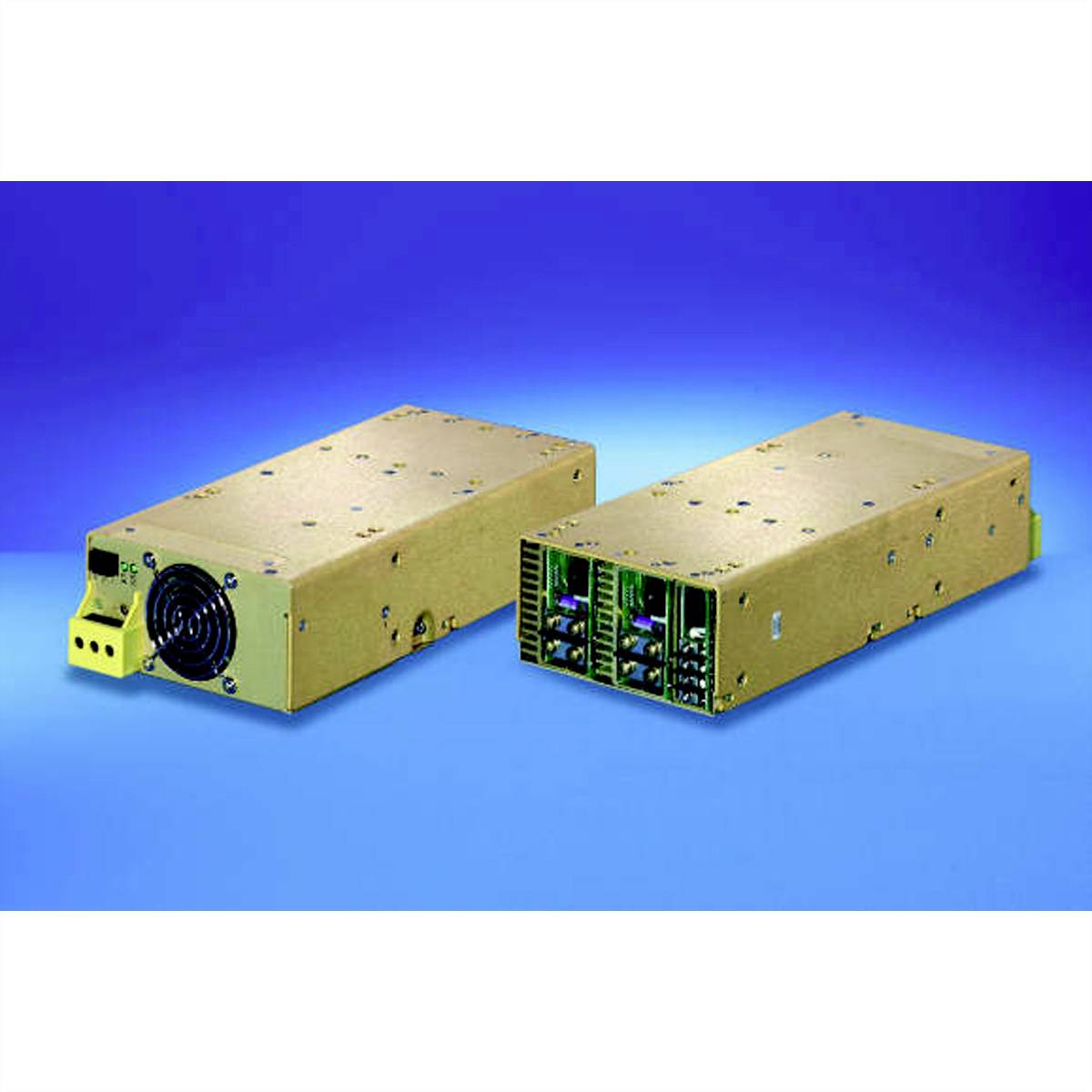 Deux blocs d'alimentation rectangulaires de couleur or sur un fond bleu. À gauche, un appareil montre un ventilateur, à droite, l'autre présente des emplacements ouverts.