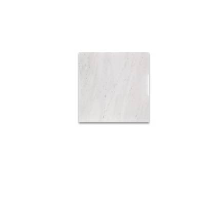 Un segment de carrelage blanc, légèrement veiné, sur un fond blanc.