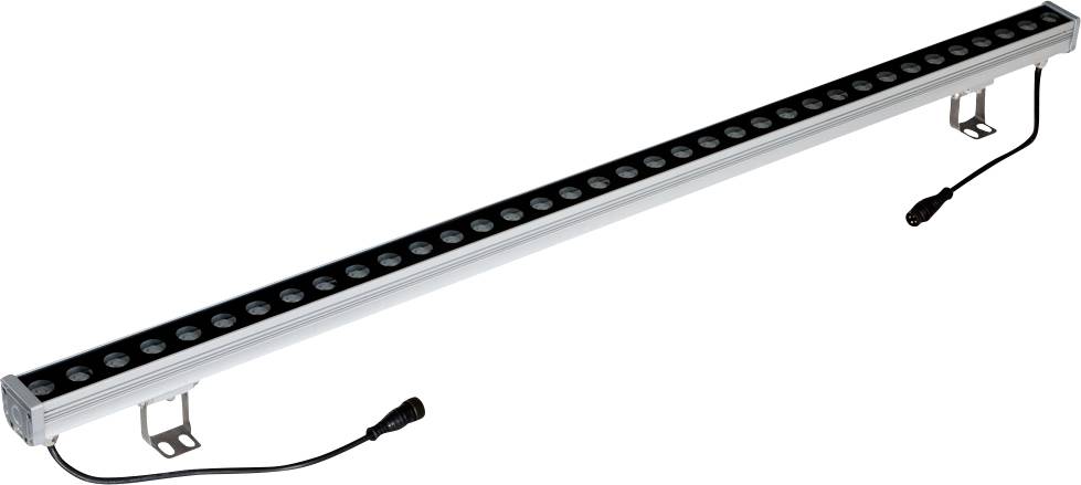 Barre lumineuse LED argentée longue avec rangées de petites lumières, supports de montage et câbles d'alimentation attachés sur un fond blanc.