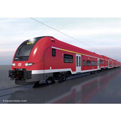 Un train régional rouge sur une ligne de chemin de fer en plein jour. Le train est composé de plusieurs voitures avec l'inscription 'Desiro HC' à l'avant.