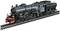 Un modèle noir d'une locomotive à vapeur sur des rails, détaillé avec une technique visible et des tampons rouges.