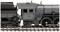 Un train miniature en gros plan montre des pièces de locomotive détaillées et de grandes roues sur des rails. Le train est gris foncé et noir.