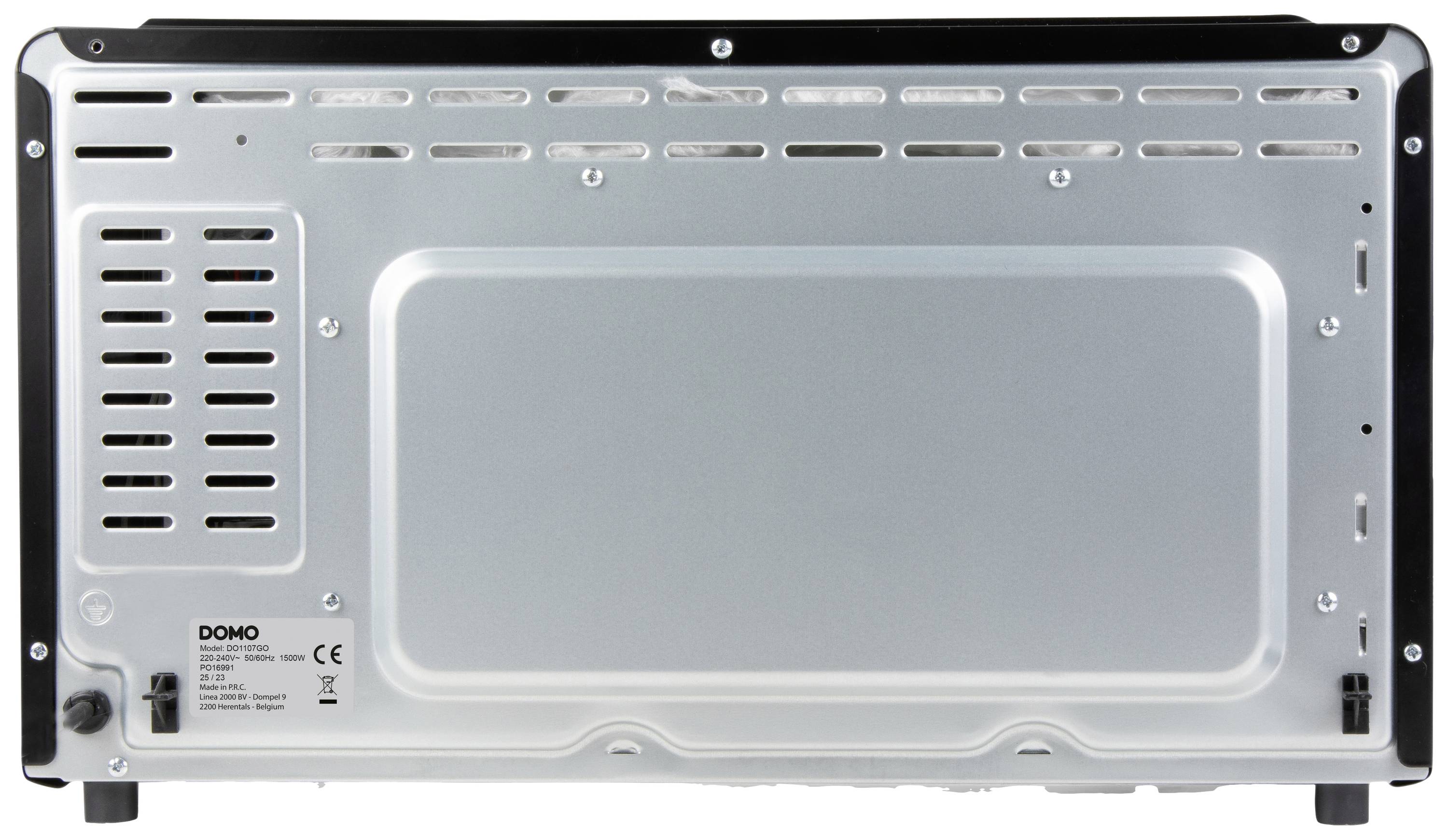 Le dos d'un appareil argenté avec des fentes de ventilation et une étiquette du fabricant en bas à gauche.