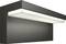 Une lampe extérieure moderne au boîtier rectangulaire en métal noir élancé, équipée d'un insert lumineux blanc qui diffuse sa lumière vers le bas.