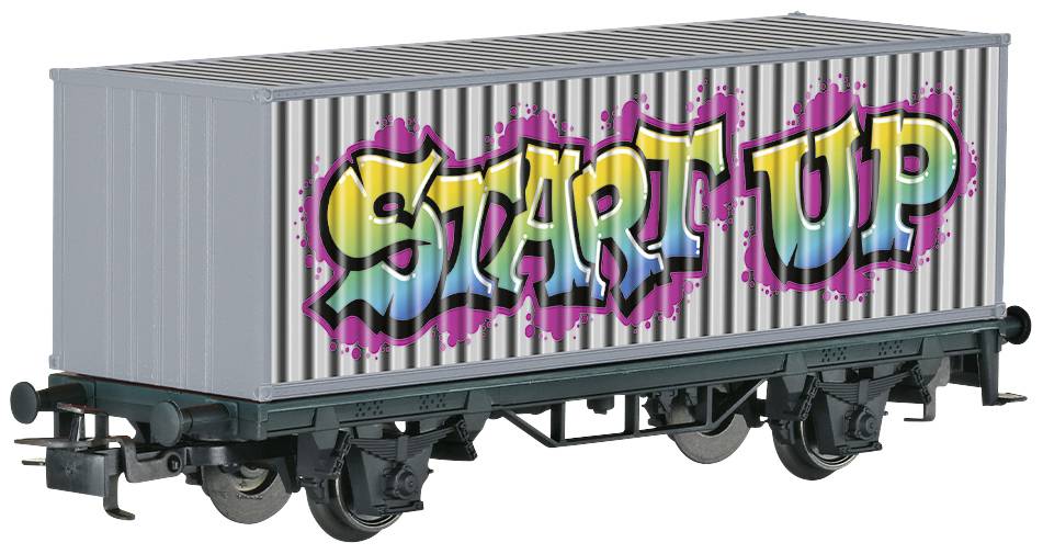 Un wagon de marchandises avec l'inscription « Start Up » en graffiti multicolore sur le côté, devant un fond rayé.