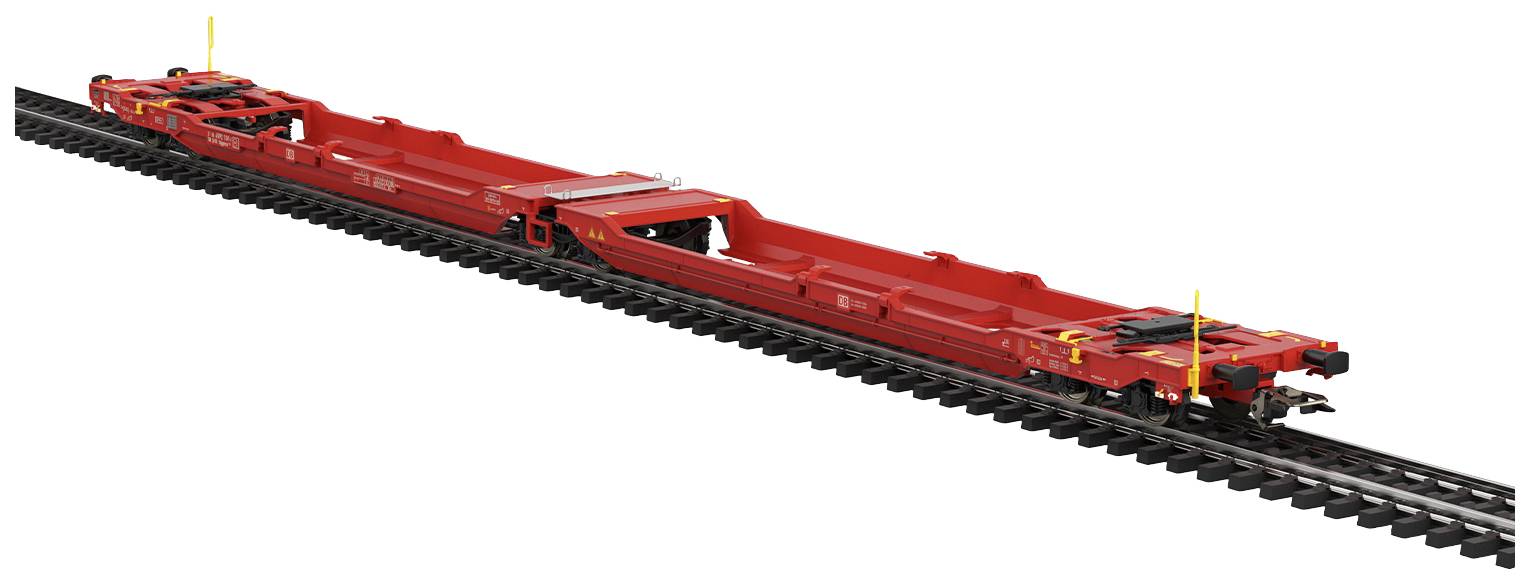 Un wagon de chemin de fer rouge, dépourvu de superstructures, repose sur des rails et présente de nombreux détails de construction, avec des marquages de sécurité jaunes.