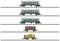 Quatre wagons de train miniatures : deux wagons de voyageurs verts, un wagon de marchandises brun, un wagon-citerne jaune avec le logo 'Aral'.