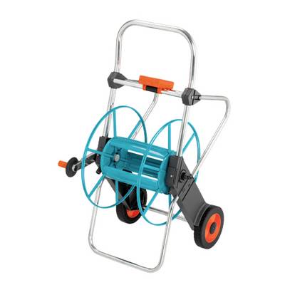Un chariot de tuyau vide avec un châssis en métal et des roues en plastique bleu est debout. Adapté pour le rangement des tuyaux d'arrosage.