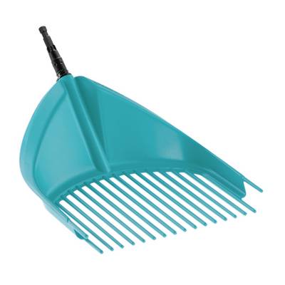 Un râteau à feuilles bleu avec des dents recourbées, adapté au nettoyage des surfaces de pelouse et des chemins.