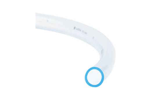 Un tube transparent, courbé, marqué d'un anneau bleu. Le tube est vide et ne montre aucun contenu ni fonction particulière.