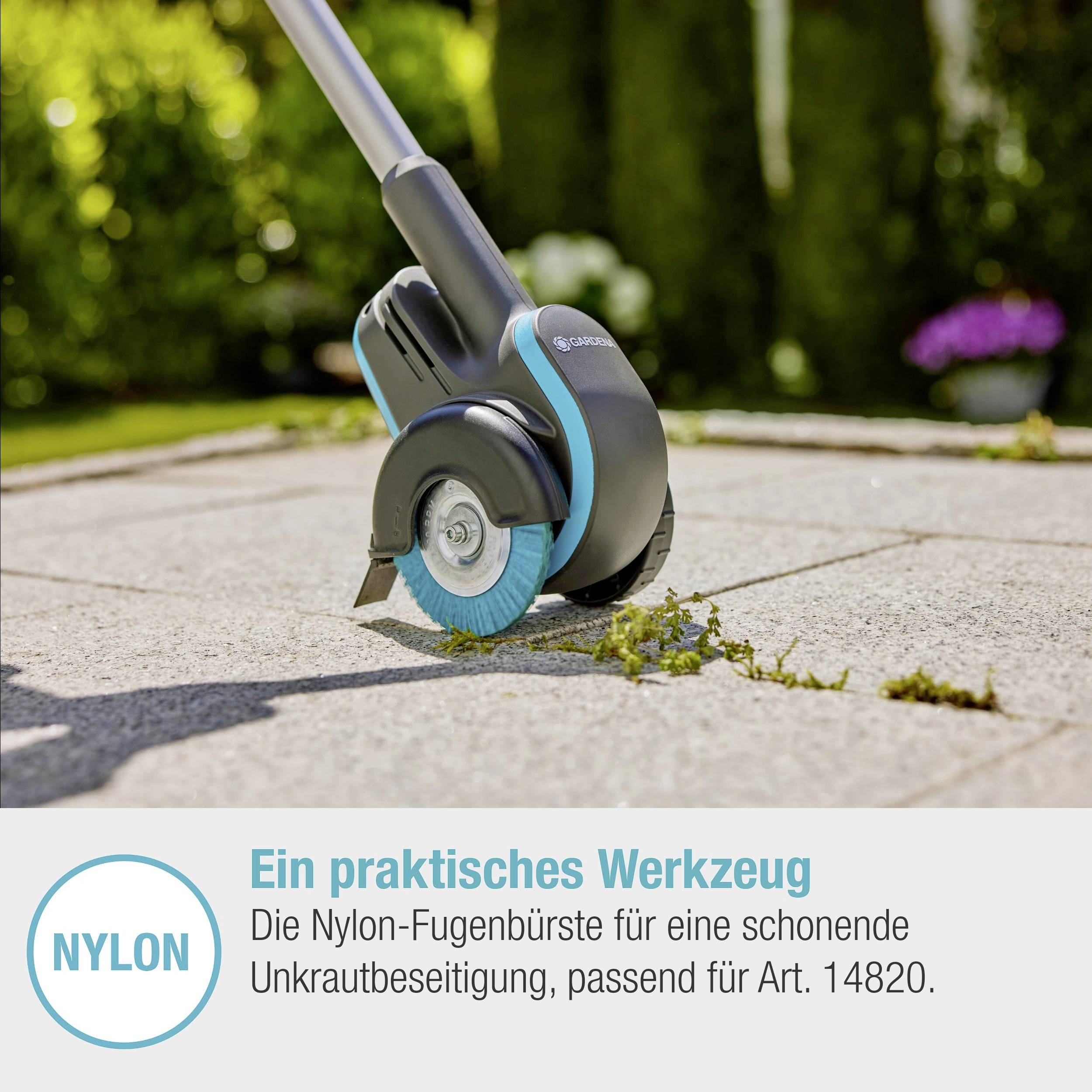 Une brosse électrique à jointures avec une tête de brosse bleue enlève les mauvaises herbes sur les pavés. Texte : 'Un outil pratique'.