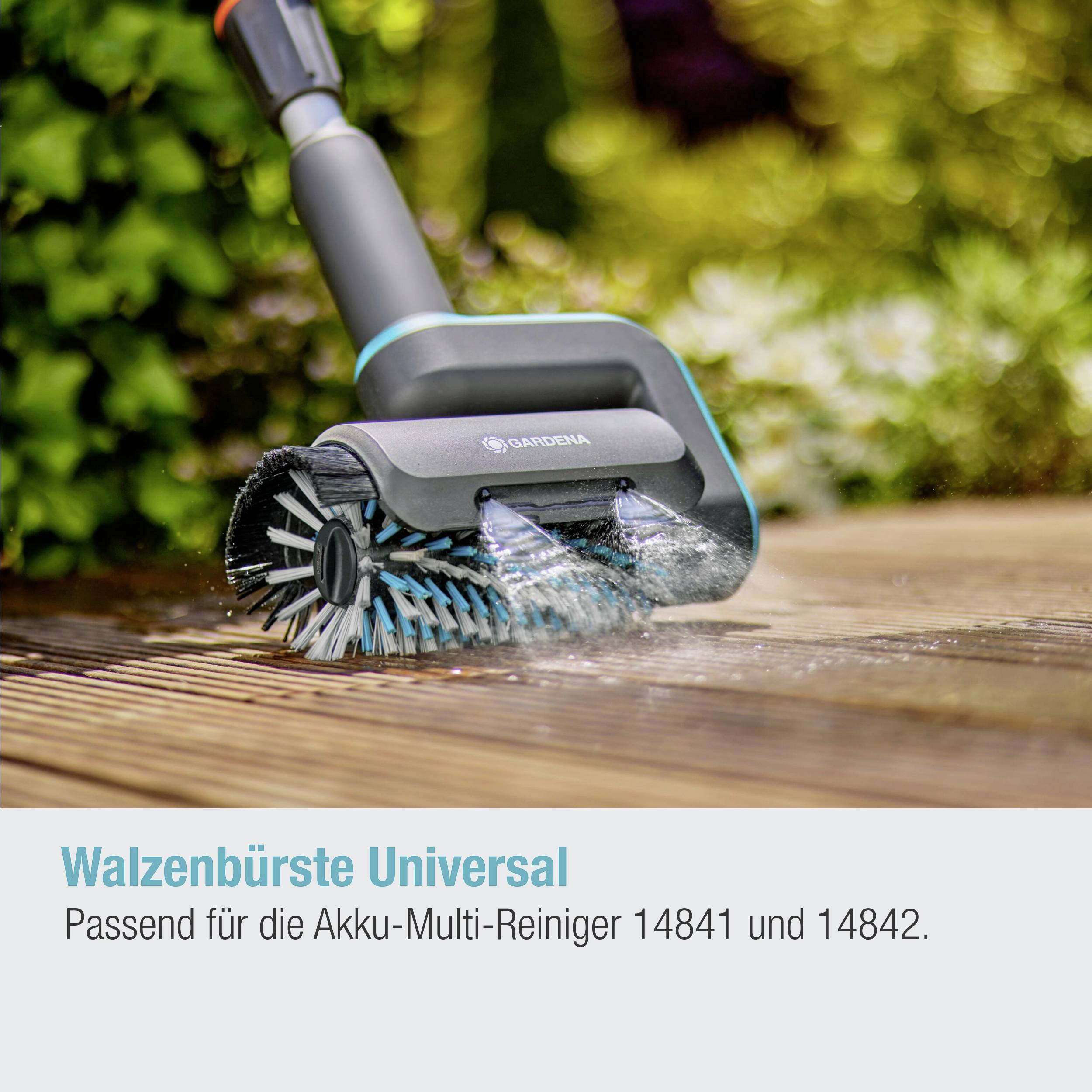 Une brosse à rouleau nettoie une terrasse en bois. Le texte sous l'image est le suivant : « Brosse à rouleau universelle, compatible avec les nettoyeurs multifonctions à batterie 14841 et 14842. »