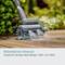 Une brosse à rouleau nettoie une terrasse en bois. Le texte sous l'image est le suivant : « Brosse à rouleau universelle, compatible avec les nettoyeurs multifonctions à batterie 14841 et 14842. »