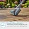 "S'infiltre dans les rainures et les coins" : Gros plan d'une brosse de nettoyage sur une terrasse en bois, soulignant le nettoyage des joints. Diamètre de brosse de 100 mm.