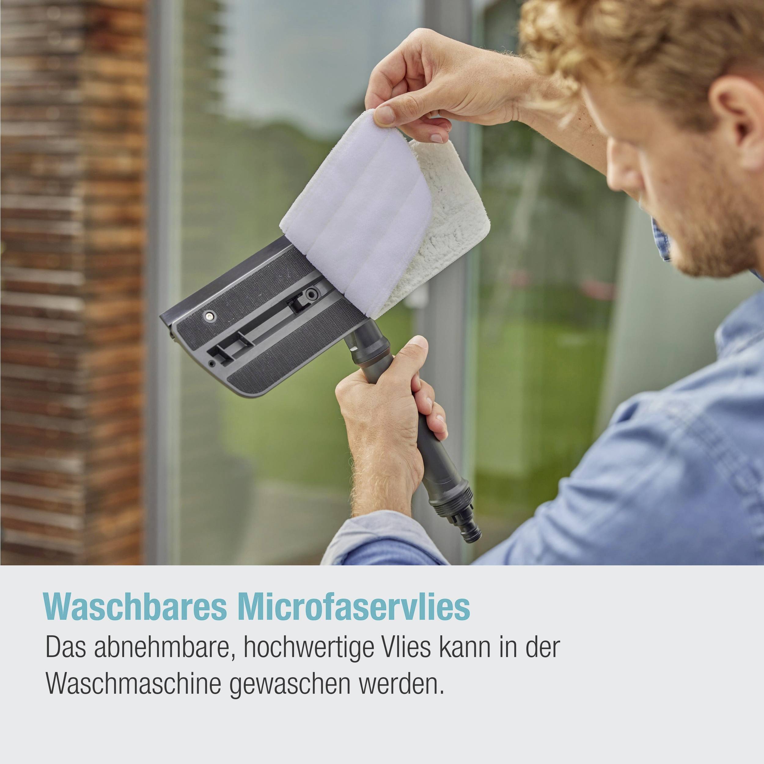 Une personne nettoie la buse d'un aspirateur avec un filtre amovible et lavable. L'étiquette souligne la possibilité de lavage en machine.