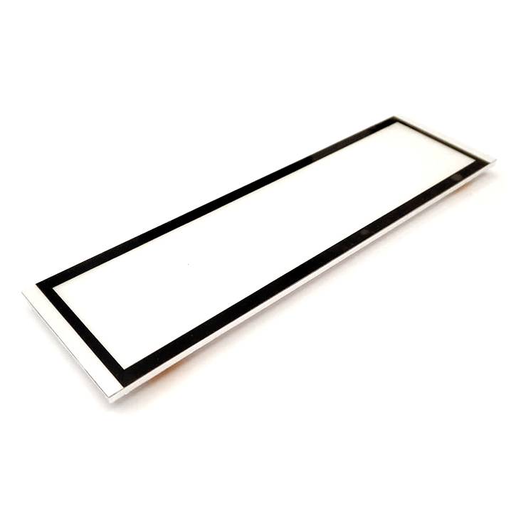 Un panneau rectangulaire en plastique blanc et noir sans texte ni symboles visibles.