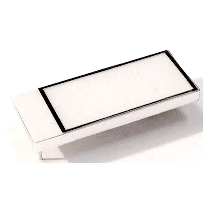 Table rectangulaire blanche avec des lignes noires sur les bords, posée sur une surface blanche.