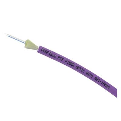 Un câble à fibre optique violet portant l'étiquette 'PROfiber PCF FIBER OPTIC 6xU 82I-1AH10' indique le type de câble et ses spécifications.
