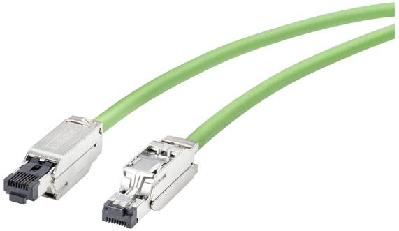 Deux câbles réseau RJ45 verts avec des connecteurs métalliques, en gros plan.
