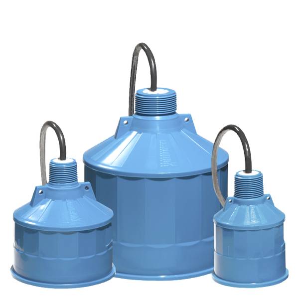 Trois lampes industrielles bleues de différentes tailles sont alignées côte à côte. Elles présentent un design industriel avec des câbles noirs.