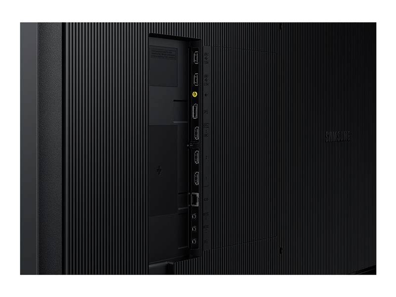 Dos d'un téléviseur présentant plusieurs options de connexion, dont des ports HDMI et USB, photographié en gros plan.