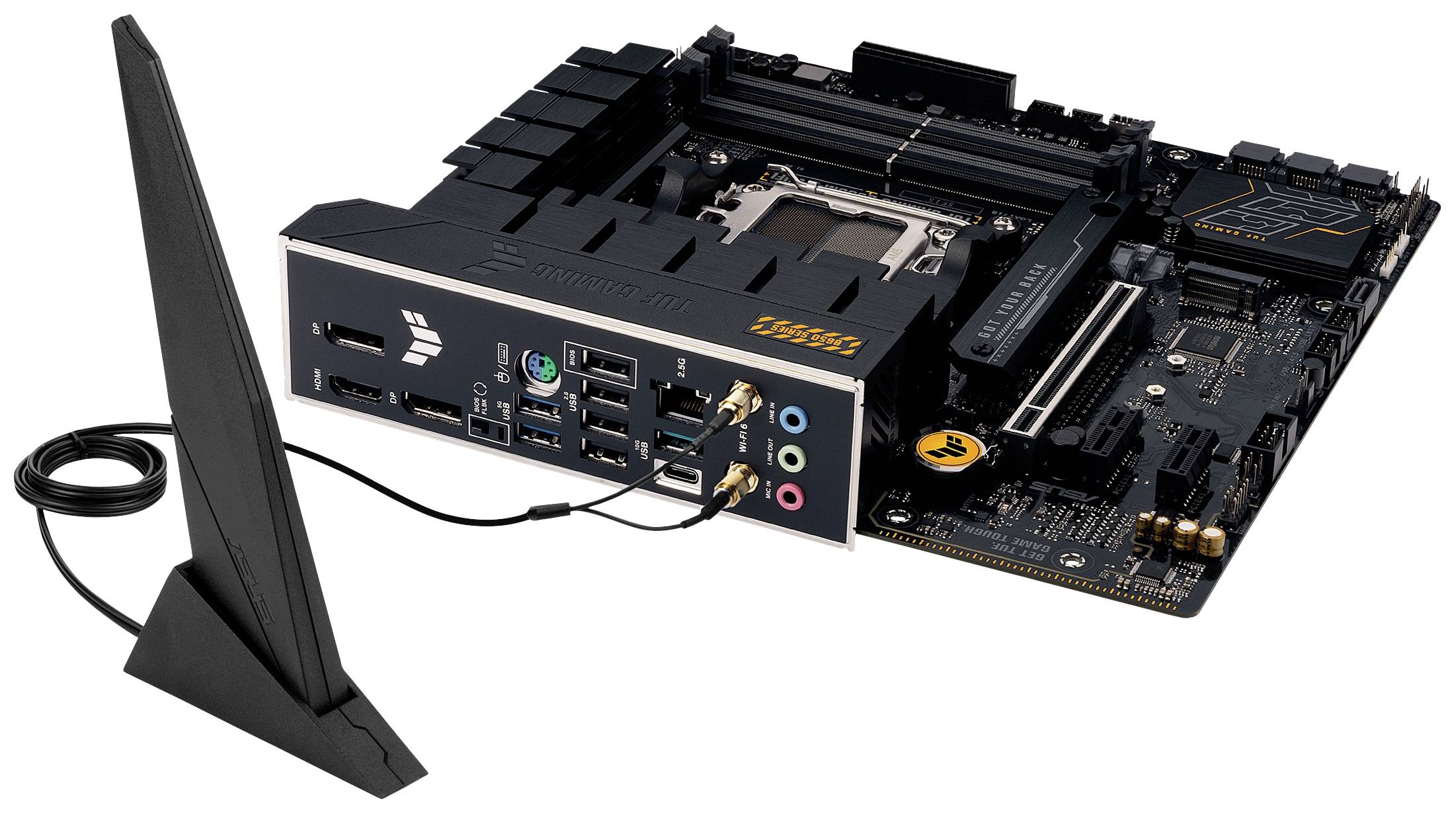 Une carte mère avec plusieurs ports, incluant USB, audio et réseau, avec une antenne WiFi connectée à côté.