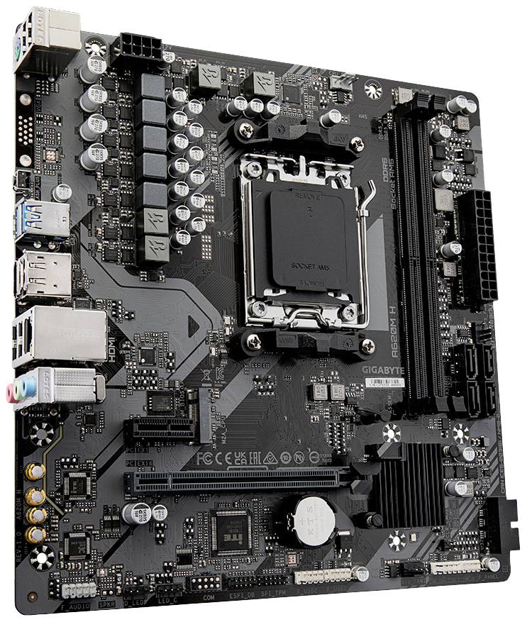 Une carte mère d'ordinateur avec plusieurs ports, emplacements et un socket de processeur, prête pour des extensions matérielles.