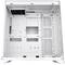 Un grand boîtier PC blanc et vide avec des côtés ouverts et des grilles de ventilation, prêt à accueillir des composants informatiques.