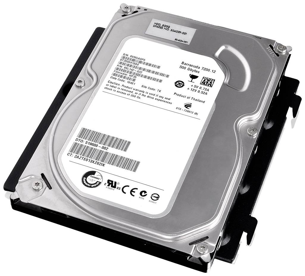 Un disque dur interne argenté portant une étiquette indiquant des spécifications techniques est posé sur un support noir.