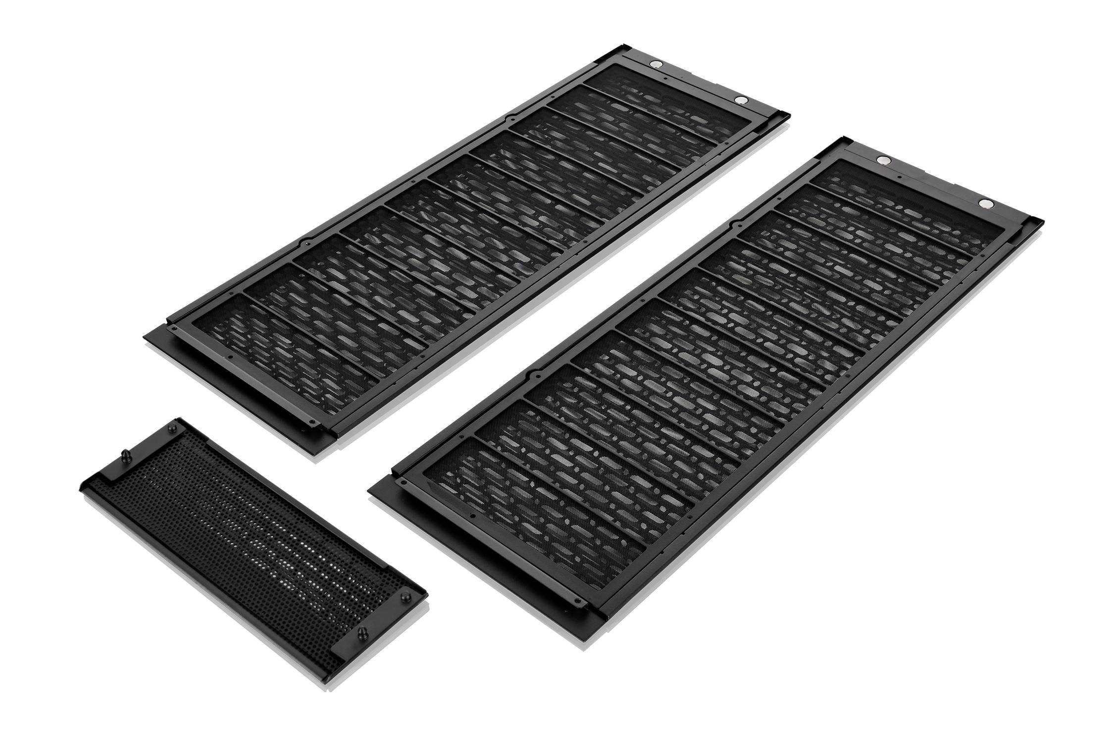 'Trois filtres à air rectangulaires noirs de différentes tailles, disposés côte à côte sur un fond blanc.'