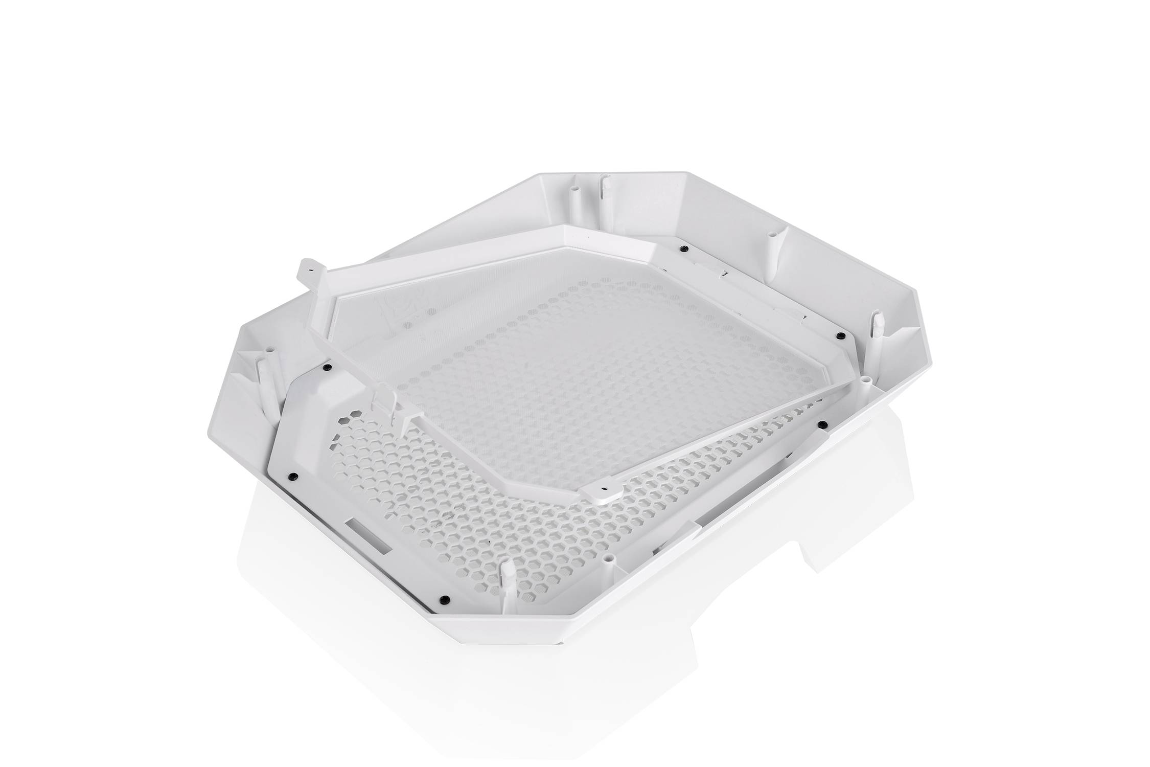 Un élément technique en plastique blanc, de forme octogonale, avec une grille en nid d'abeille au centre. Il semble s'agir d'un composant technique.