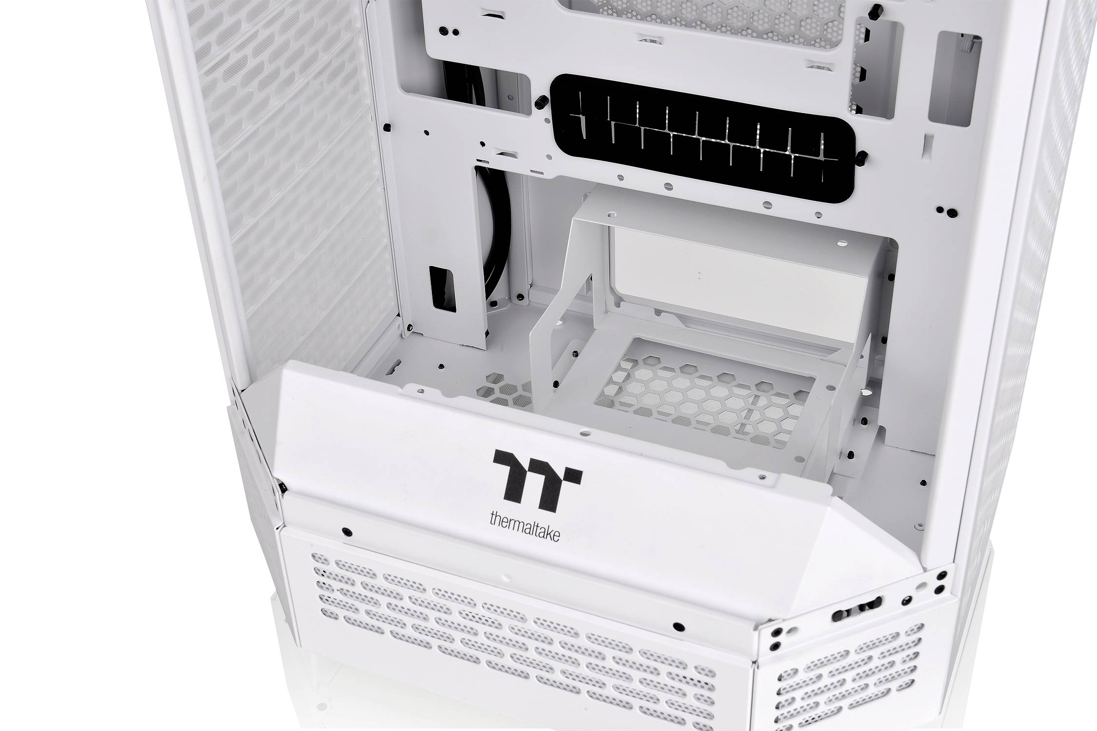 Boîtier d'ordinateur blanc sans composants, avec les parties avant et latérales ouvertes, montrant la structure intérieure et les ouvertures de ventilation.