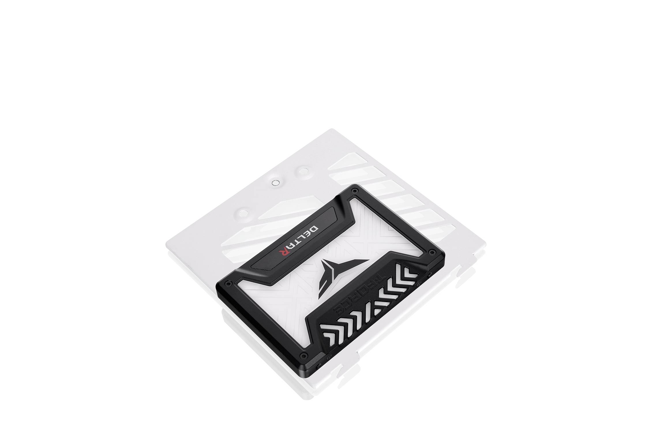 Un SSD noir et blanc avec un motif de flèches stylisé, reposant sur un support transparent.