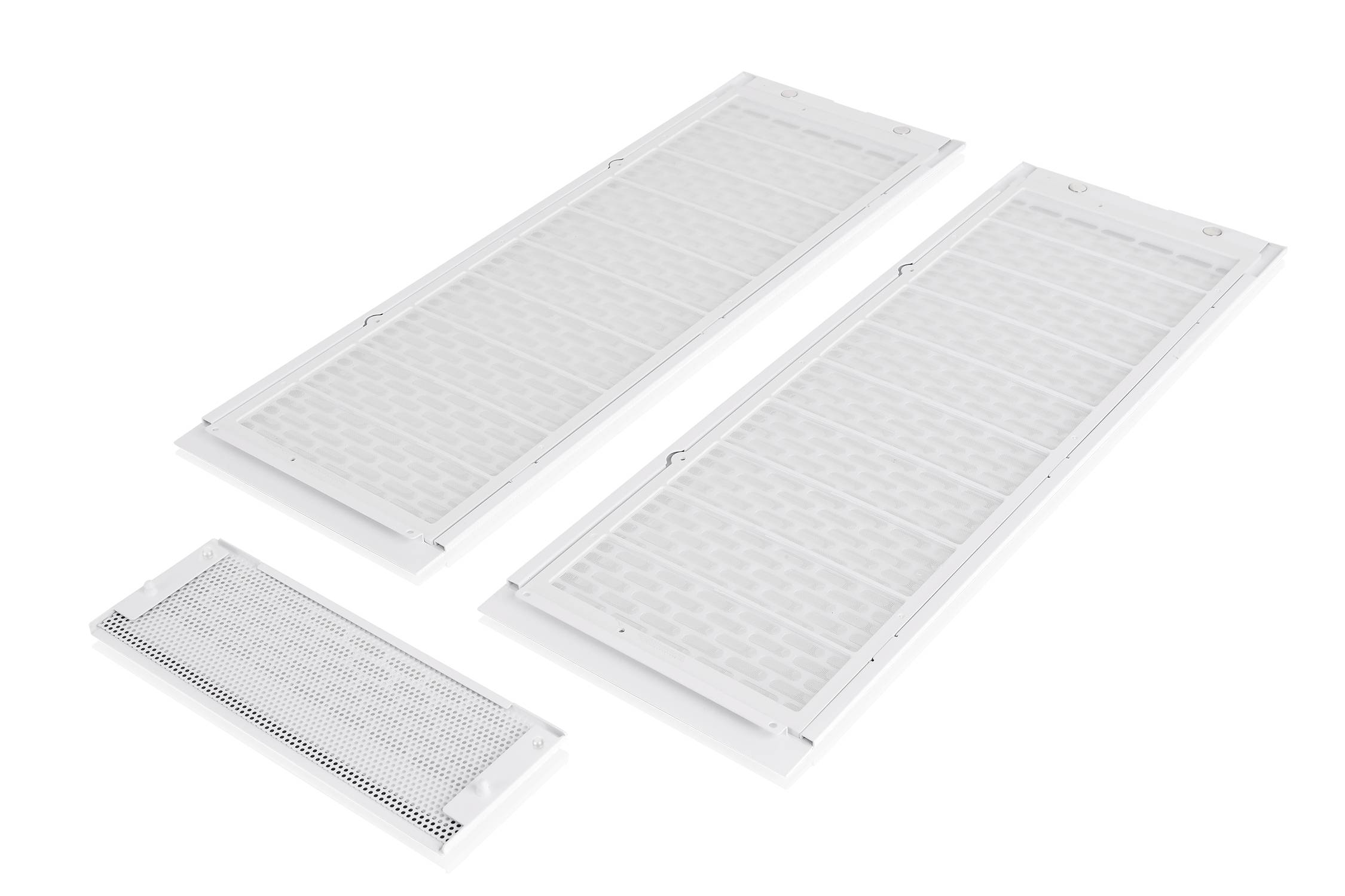 Trois filtres blancs de différentes tailles sur un fond blanc, disposés verticalement, du plus petit au plus grand.