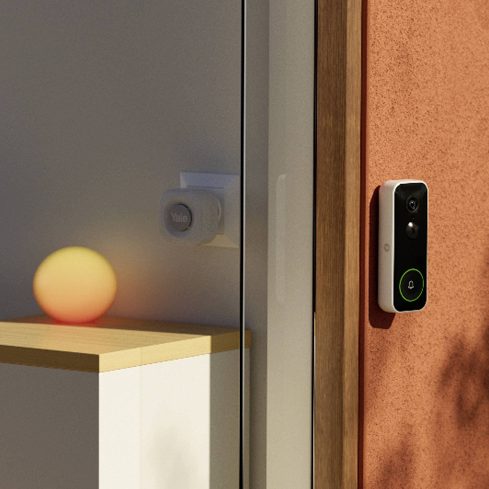'Sonnette avec caméra et lumière détectrice de mouvement sur une étagère en bois ; dispositif de sécurité moderne sur un mur de maison.'