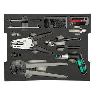Une mallette à outils contenant divers instruments, dont des pinces, des tournevis et d'autres outils manuels disposés sur des supports en mousse.