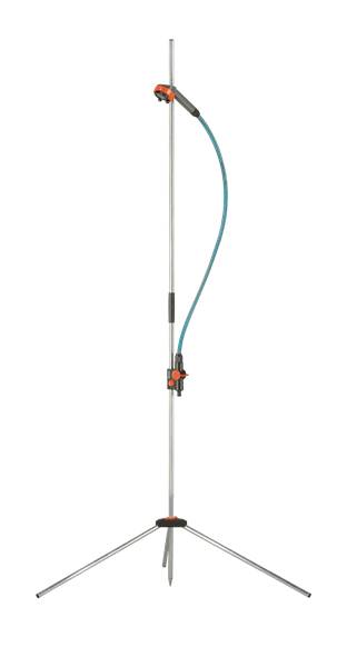 Une douche de jardin indépendante avec un support élancé en argent et un tuyau bleu, adaptée à une utilisation extérieure.