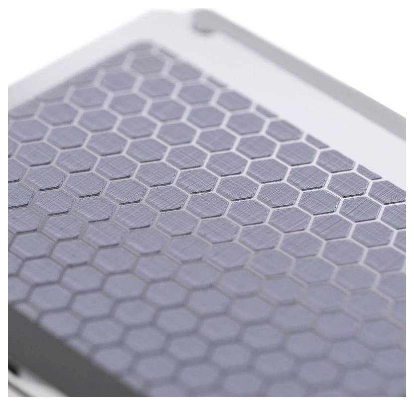 Gros plan d'une surface avec un motif en nid d'abeille hexagonal.