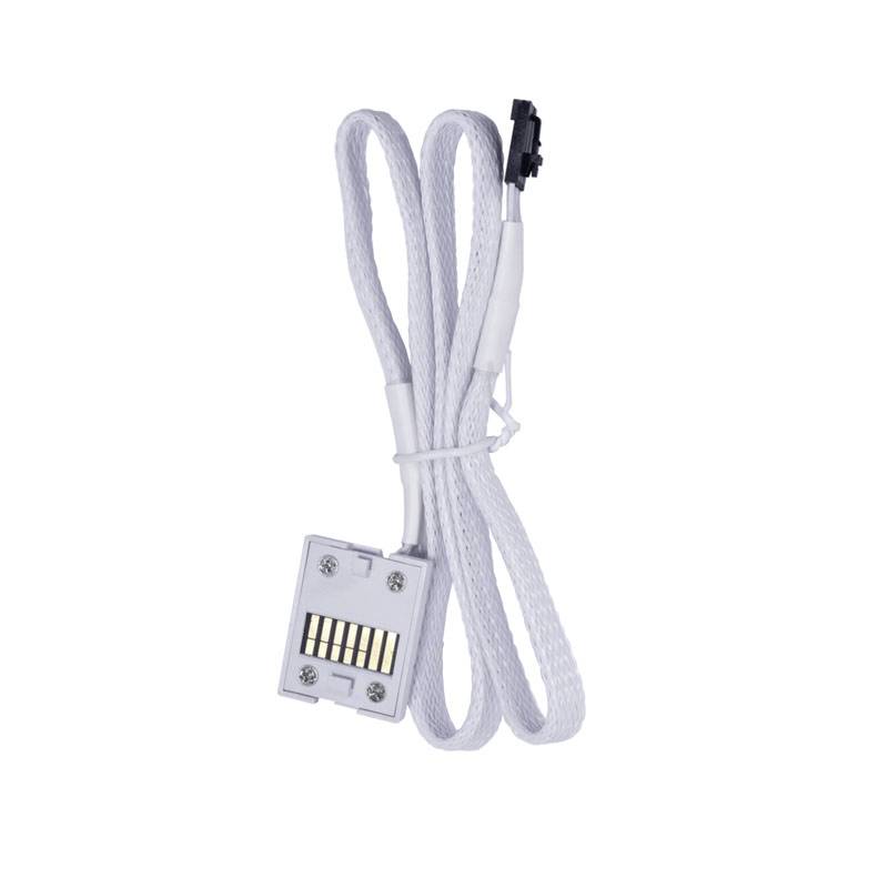 Un câble blanc avec un adaptateur rectangulaire présentant plusieurs contacts dorés. Un connecteur noir est visible en haut.