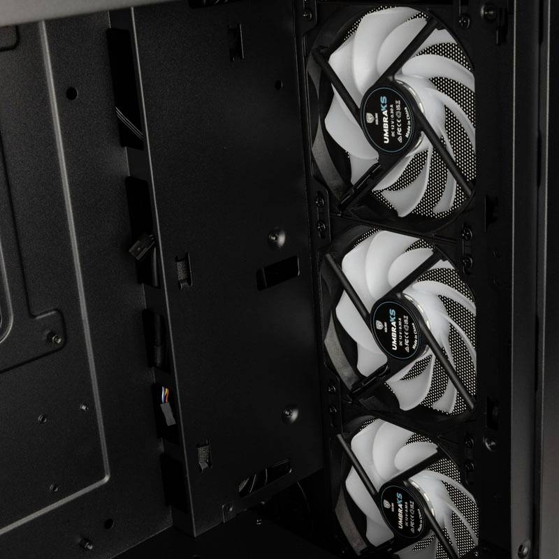 Trois ventilateurs blancs pour boîtier d'ordinateur dans un boîtier noir, améliorant la dissipation thermique et le refroidissement.