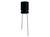 Un condensateur électrolytique noir, cylindrique, avec deux longues pattes en fil.