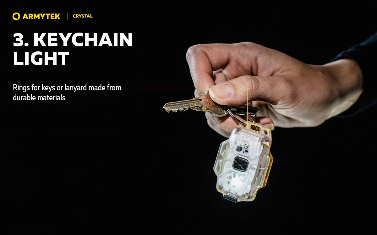 Voici la traduction en français :<br><br>« Une personne tient un porte-clés avec une petite lampe de poche LED. Texte : Lampe de porte-clés, anneaux pour clés ou lanyard en matériau robuste. »