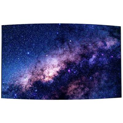 L'image montre la Voie Lactée dans le ciel nocturne. De nombreuses étoiles et nébuleuses sont visibles, avec une bande lumineuse et colorée en son centre.
