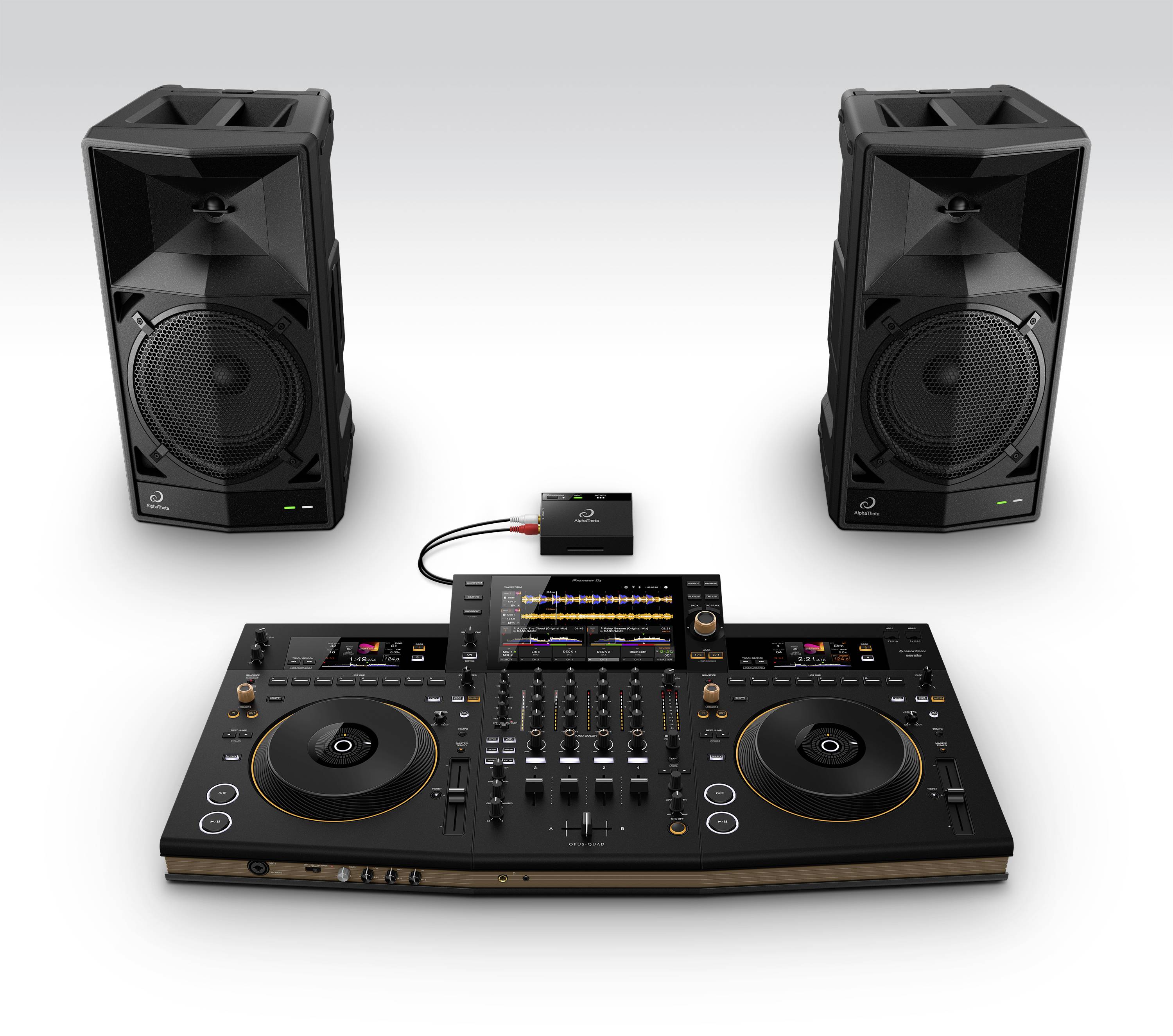 Équipement DJ comprenant une table de mixage, deux enceintes et un récepteur audio Bluetooth, présenté sur un fond blanc.