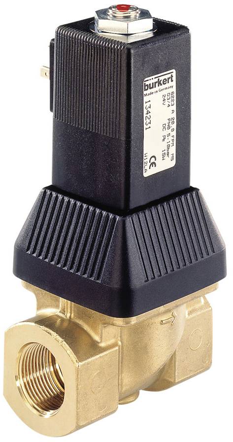 Une électrovanne avec un boîtier noir et des raccords en laiton, utilisée pour le contrôle des fluides.