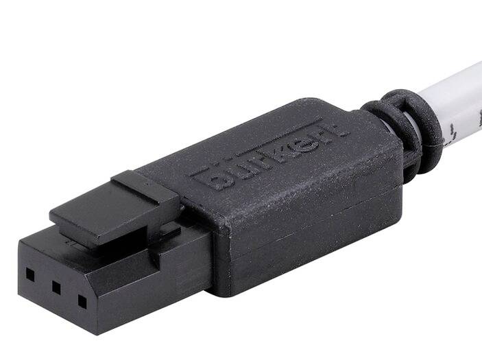 Une fiche électrique noire de forme rectangulaire avec trois broches. La fiche est connectée à un câble.