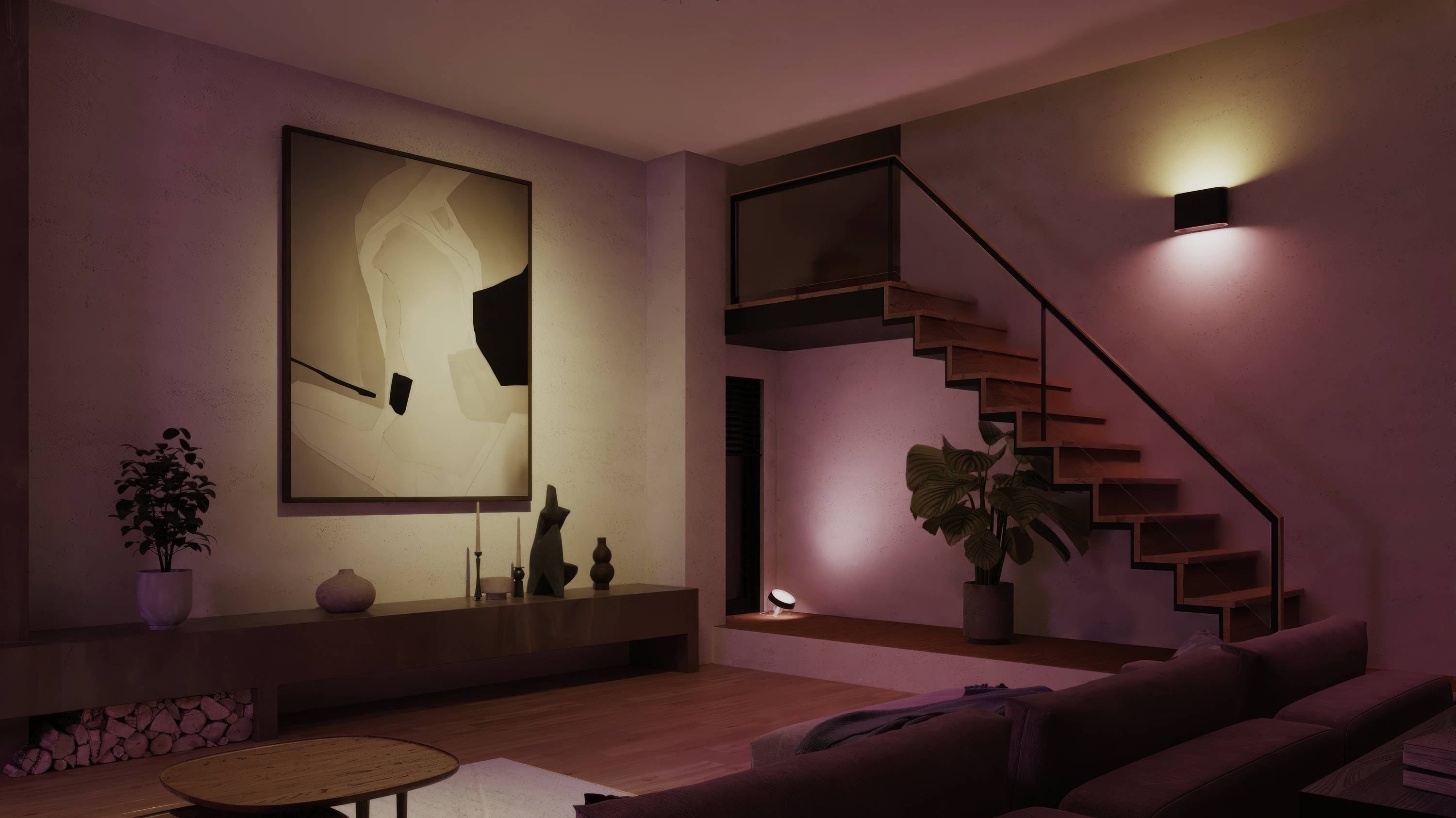 Salon moderne sous un éclairage tamisé avec une œuvre d'art sur le mur, un escalier, un canapé et une plante pour créer une ambiance chaleureuse.