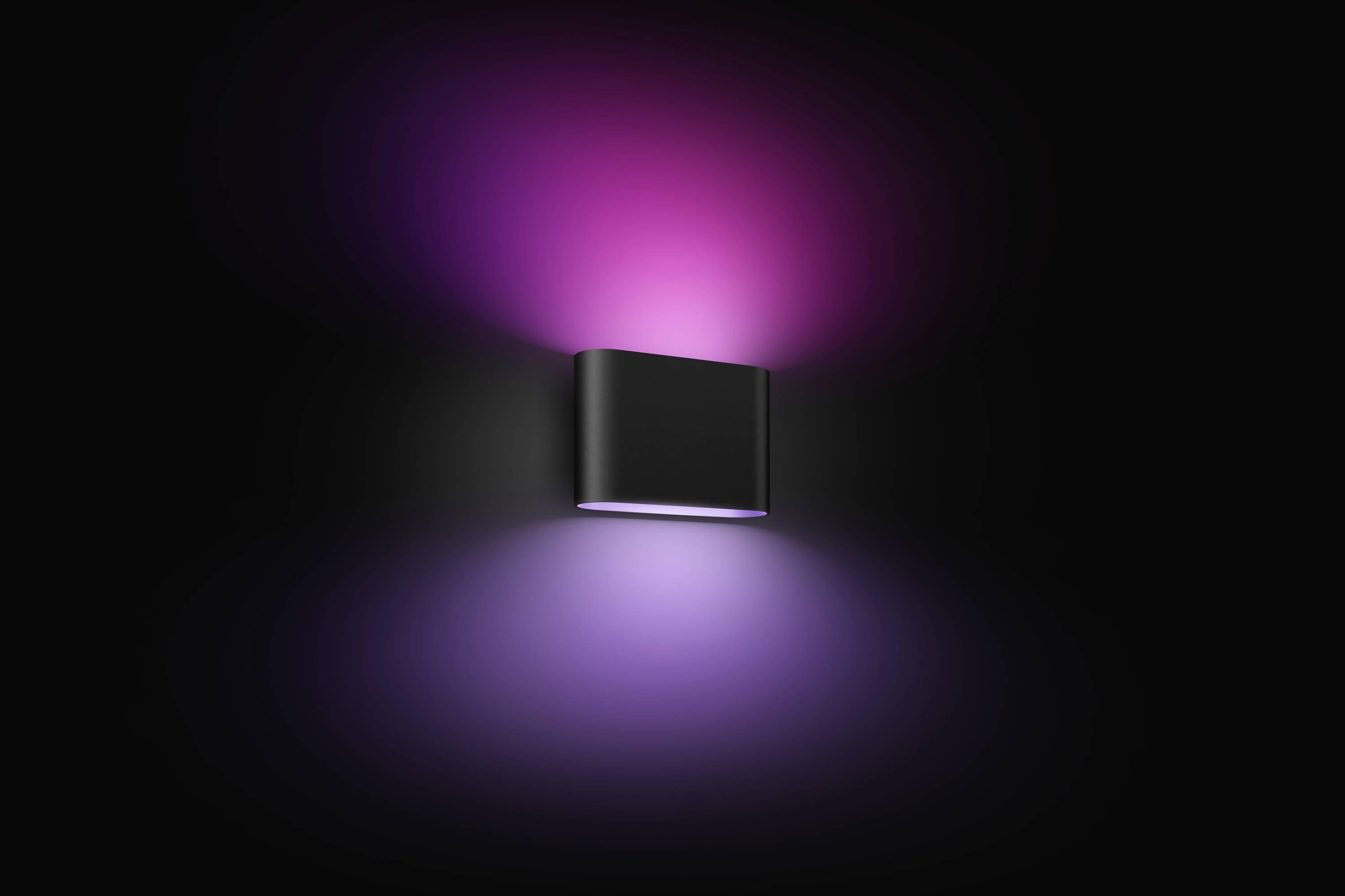 Lampe murale noire sur un fond sombre, projetant une lumière violette et rose vers le haut et vers le bas.