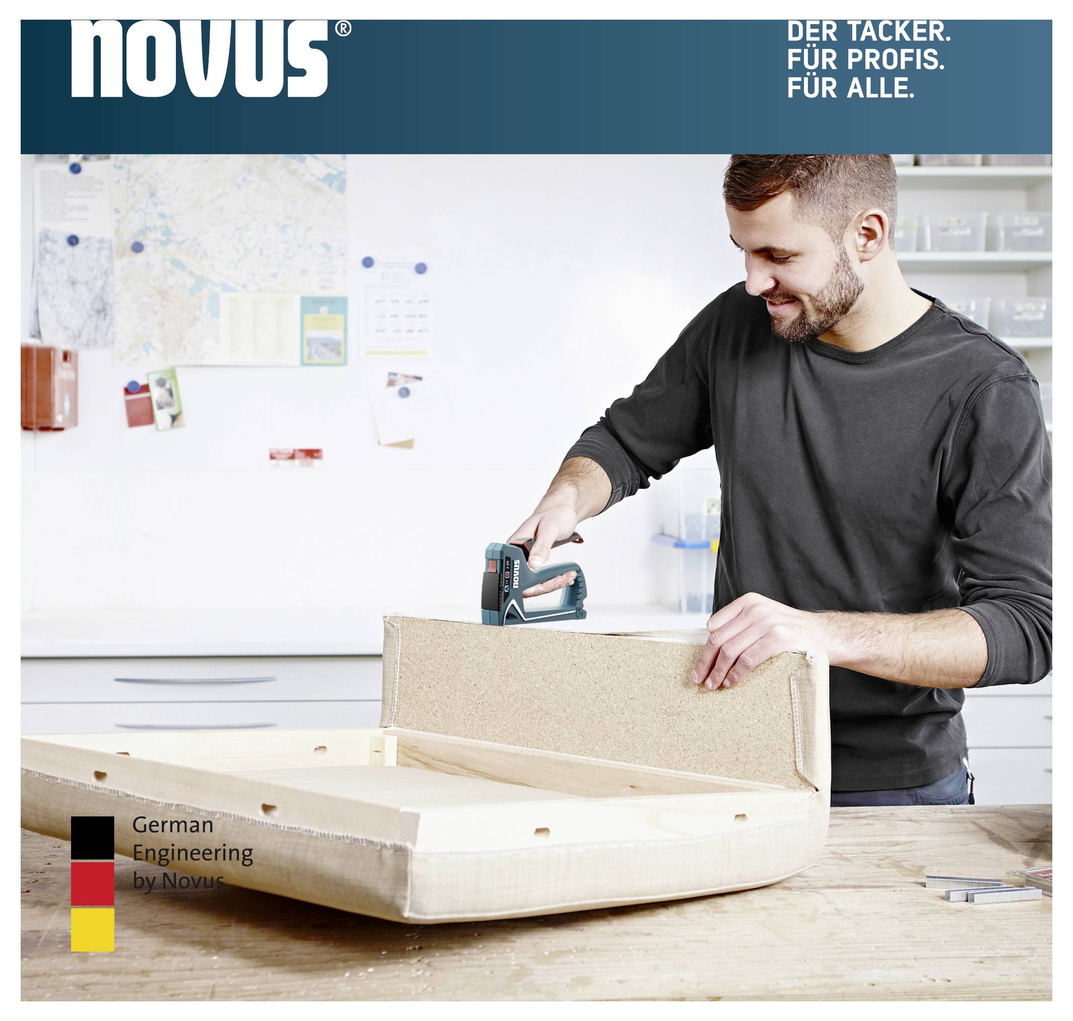 Homme fixant un tissu d'ameublement sur un cadre de siège avec une agrafeuse ; publicité Novus avec le slogan « L'agrafeuse. Pour les pros. Pour tous. »