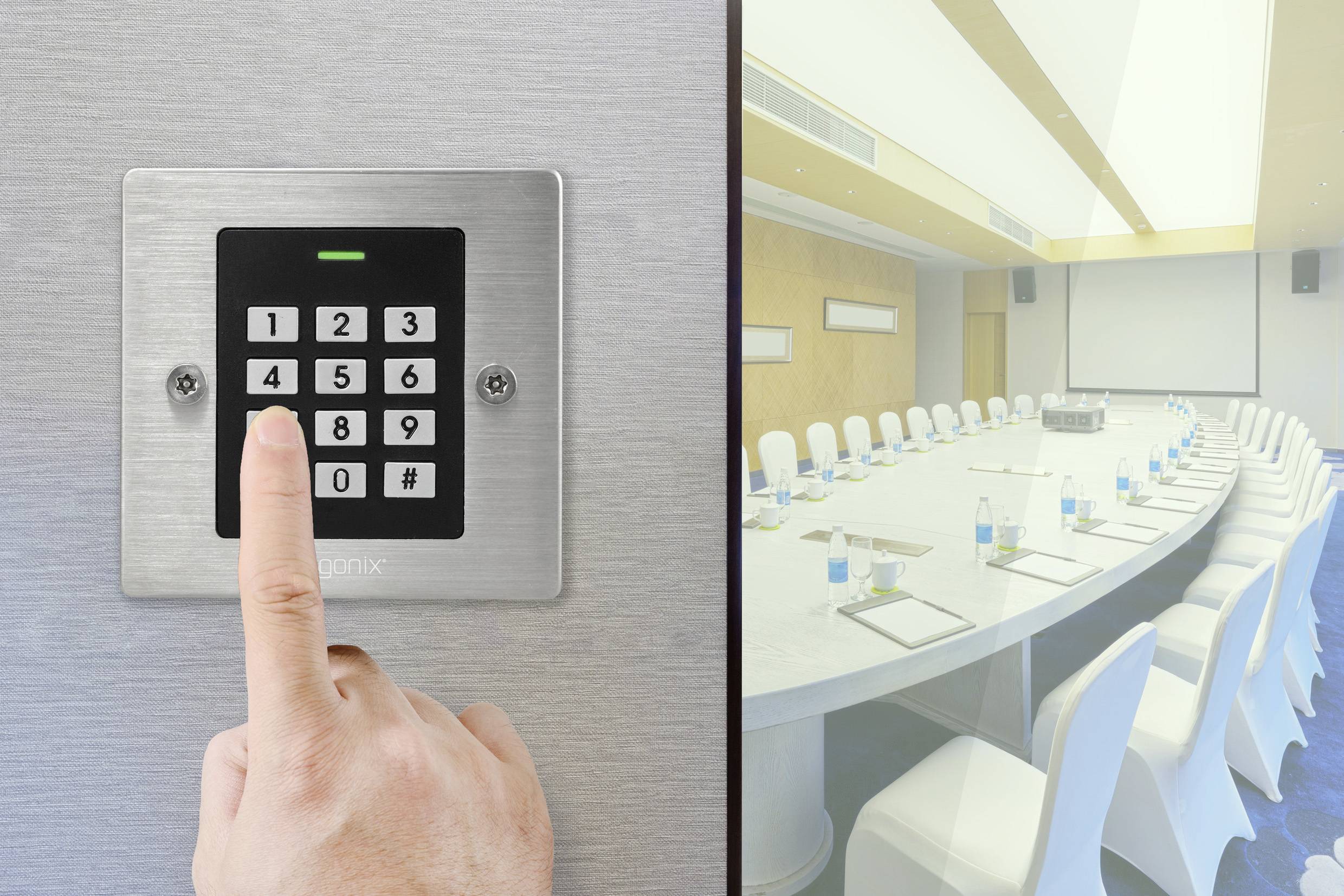Une personne entre un code sur un clavier de sécurité. À droite se trouve une salle de conférence moderne avec une grande table ovale.